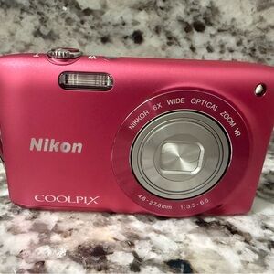 Pink Nikon Coolpix S3300 - with case